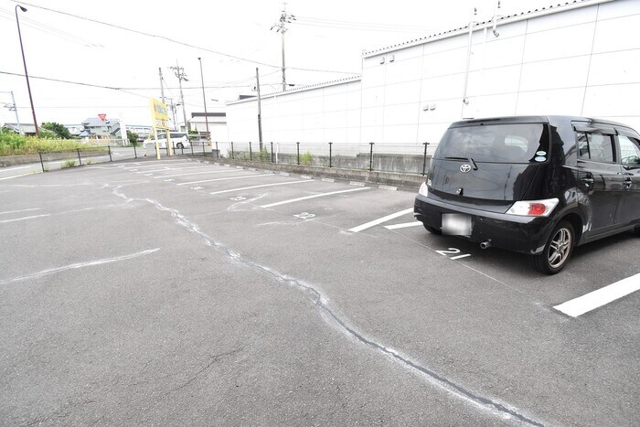 物件外観写真3　(駐車場)