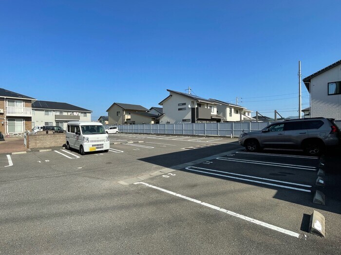 物件外観写真2　(駐車場)
