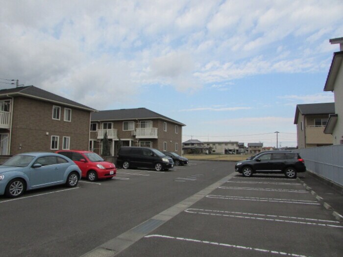 物件外観写真3　(駐車場)