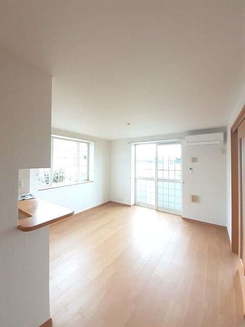 物件内観写真8　(居室・リビング)