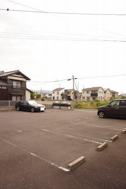 物件外観写真3　(駐車場)