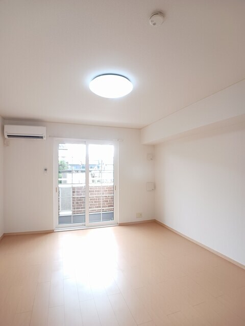 物件内観写真4　(居室・リビング)