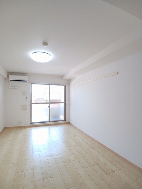 物件内観写真4　(居室・リビング)