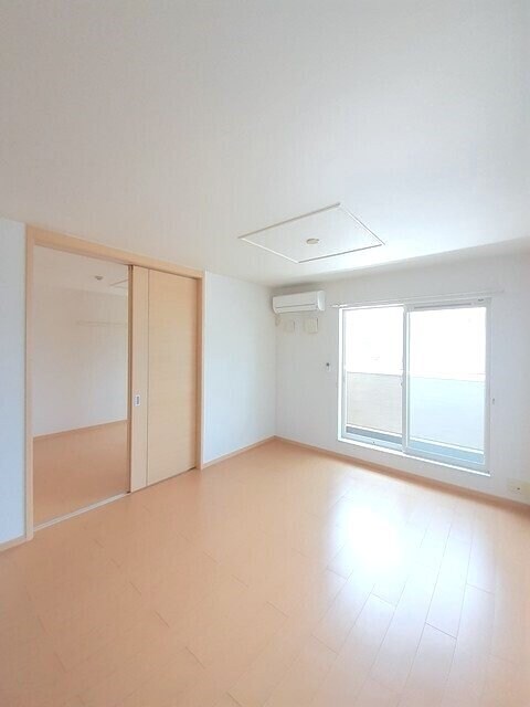 物件内観写真4　(居室・リビング)