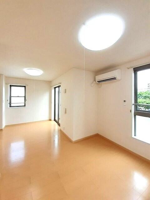 物件内観写真4　(居室・リビング)