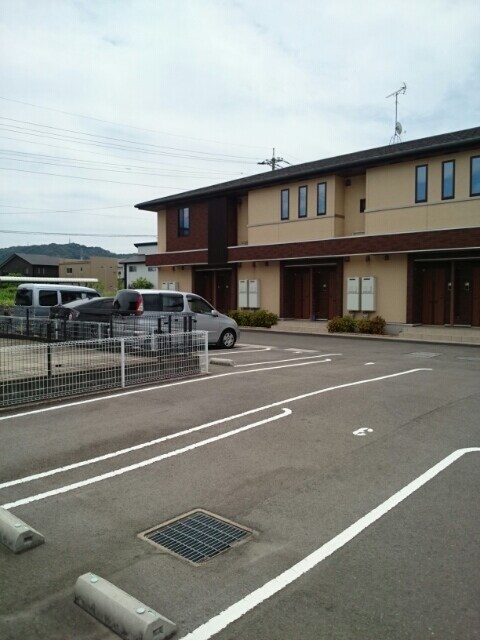 物件外観写真3　(駐車場)