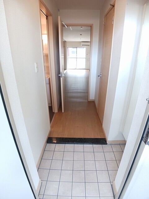 物件内観写真12　(玄関)