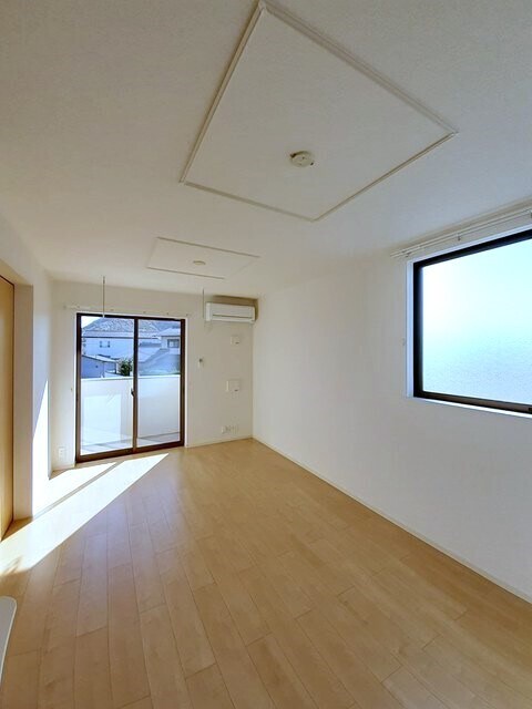 物件内観写真3　(居室・リビング)