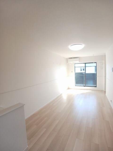 物件内観写真3　(居室・リビング)