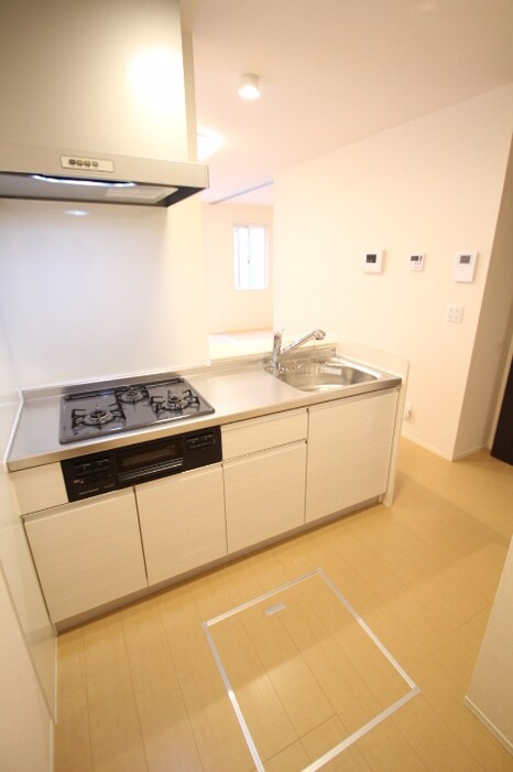 物件内観写真2　(システムキッチン【3口コンロ付】)