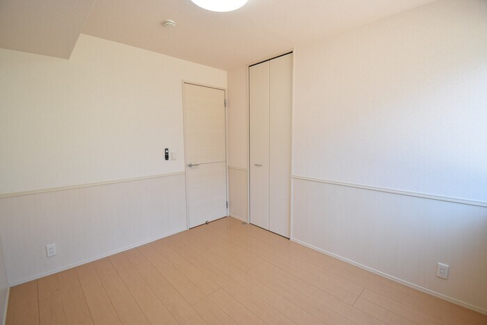 物件内観写真11　(洋室５帖)