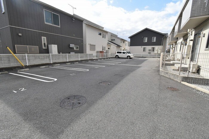 物件外観写真3　(駐車場)