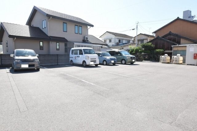 物件外観写真2　(駐車場)