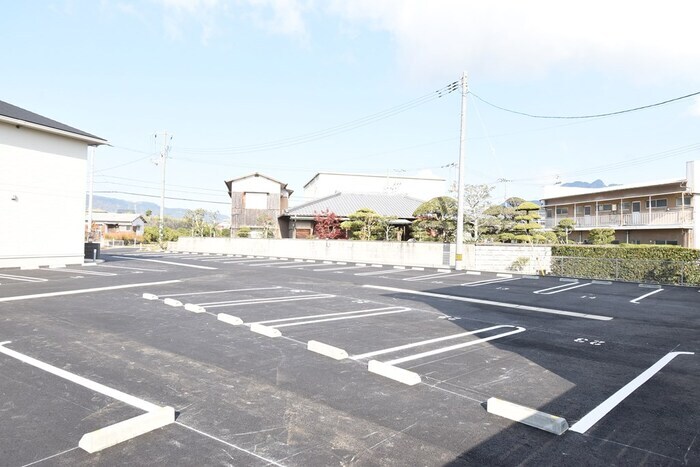 物件外観写真2　(駐車場)