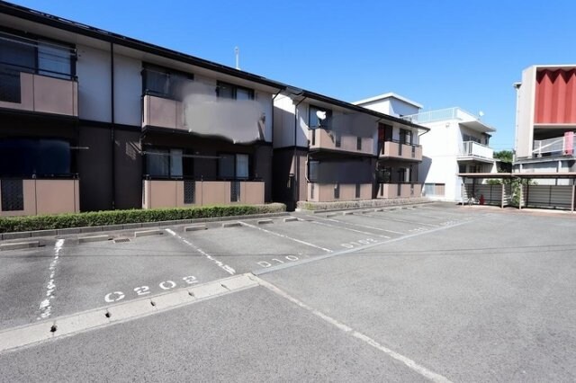 物件外観写真2　(駐車場)