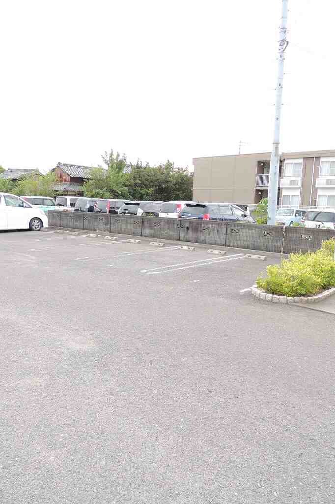 物件外観写真3　(駐車場)
