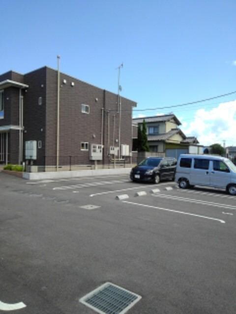 物件外観写真3　(駐車場)