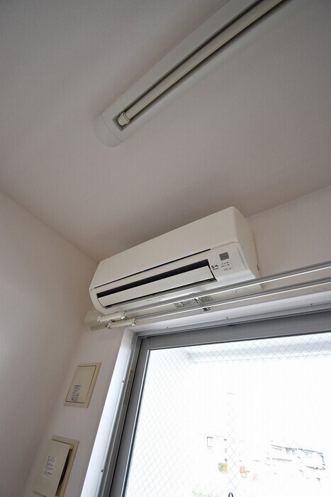 物件内観写真12　(エアコン・室内物干し)