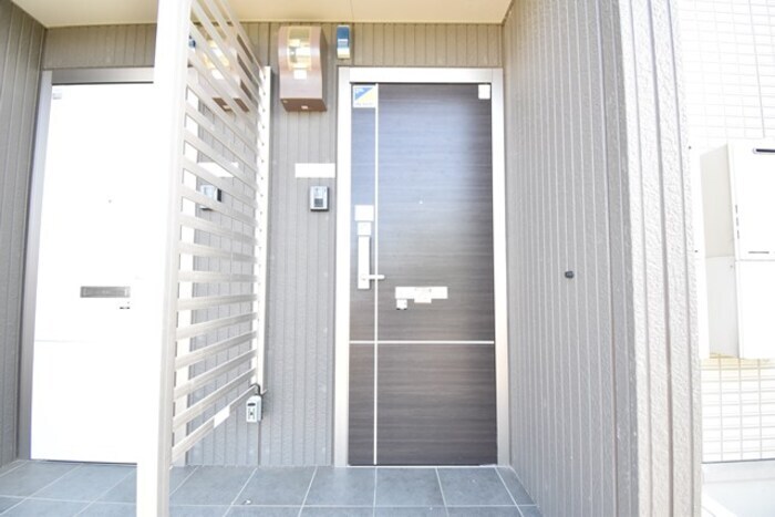 物件外観写真2　(玄関)