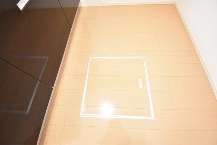 物件内観写真13　(床下収納)