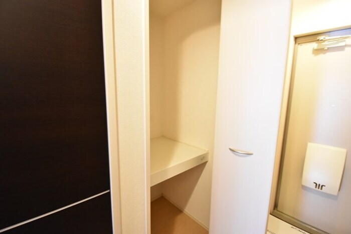 物件内観写真15　(物入（廊下）)
