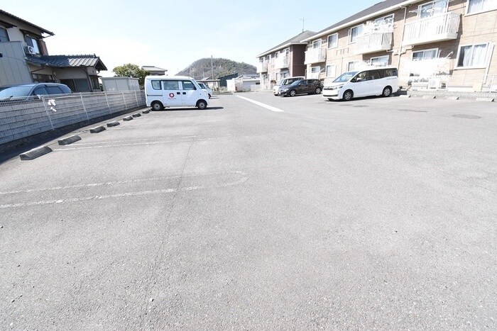 物件外観写真2　(駐車場)