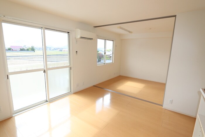 物件内観写真4　(LDK12帖,西洋室6帖)