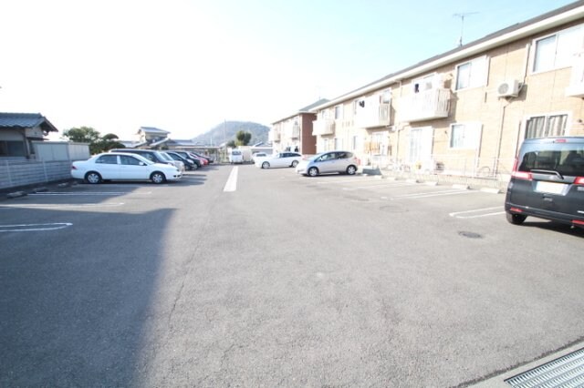 物件外観写真3　(駐車場)