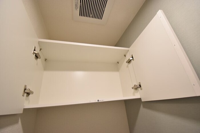物件内観写真14　(トイレ収納)