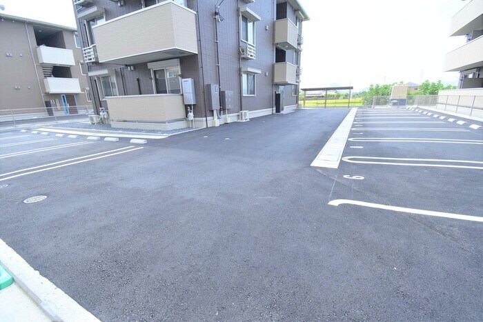 物件外観写真2　(駐車場)