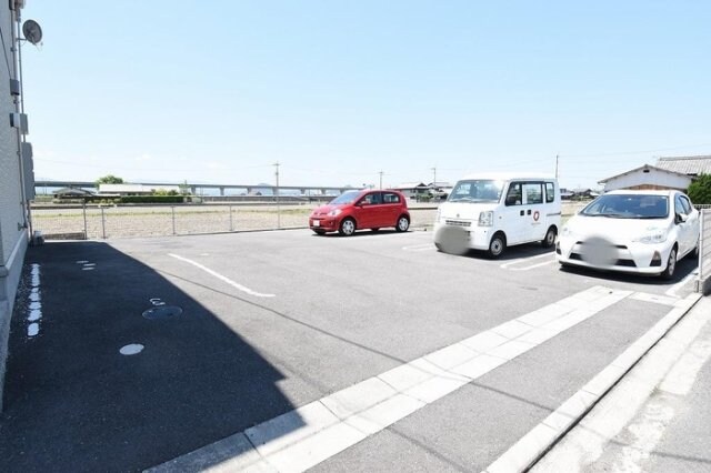 物件外観写真2　(駐車場)