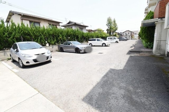 物件外観写真2　(駐車場)