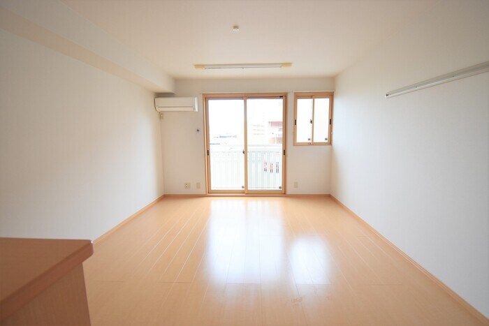 物件内観写真7　(洋室１３帖)