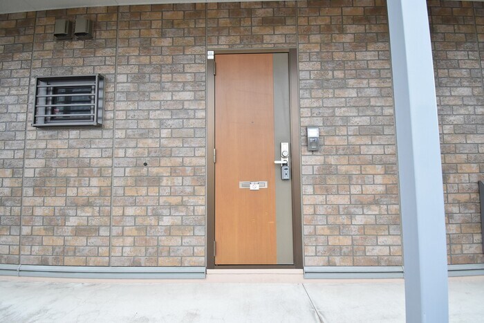 物件外観写真2　(玄関)