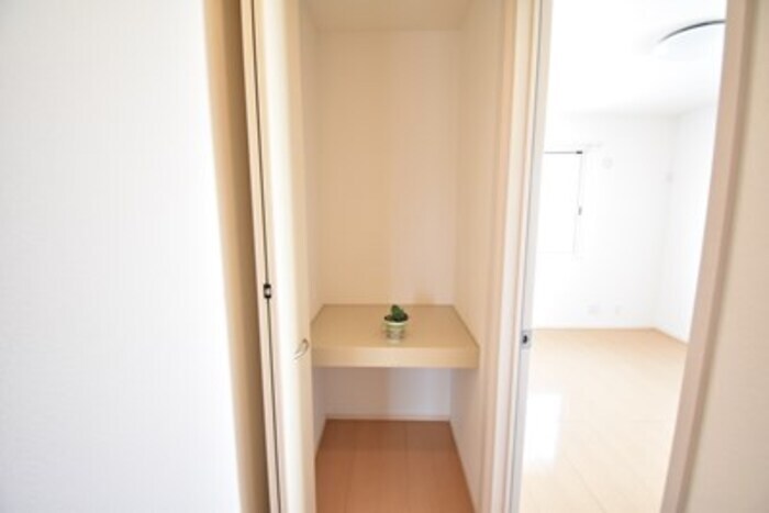 物件内観写真13　(物入（廊下）)