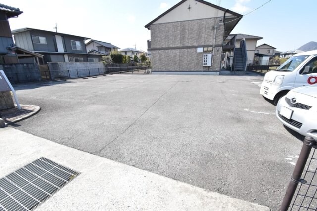 物件外観写真3　(駐車場)