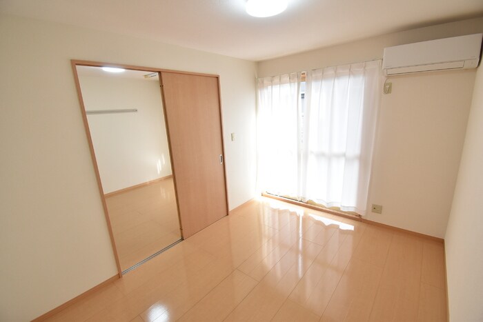 物件内観写真11　(洋室６帖)