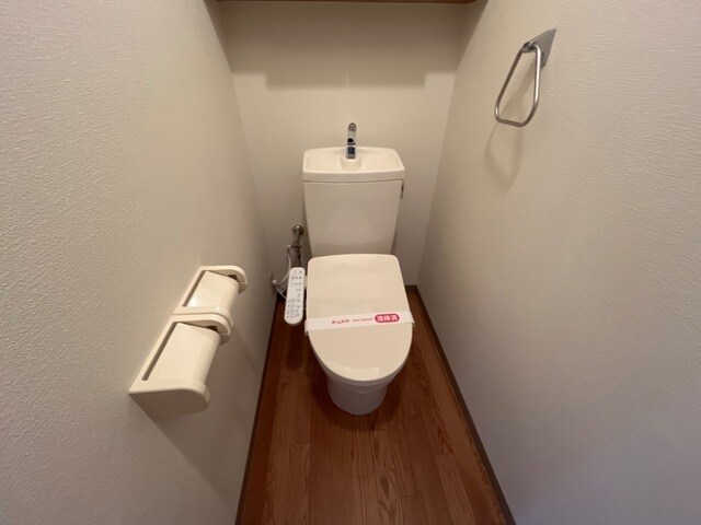 物件内観写真6　(シャワー付トイレ)