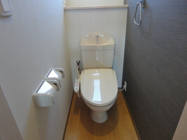 物件内観写真6　(シャワー付トイレ)