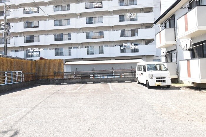 物件外観写真2　(駐車場)