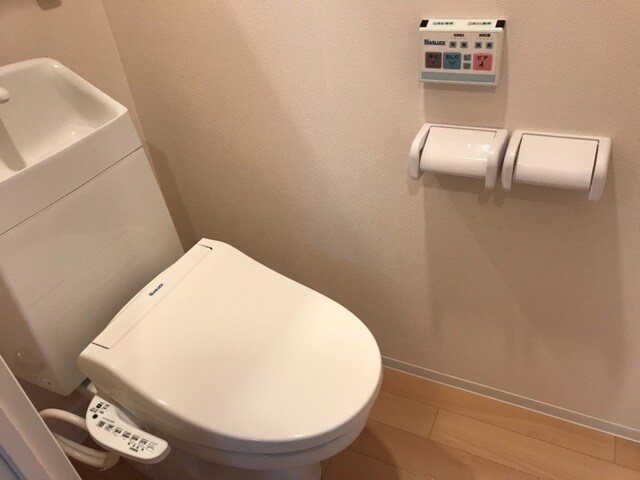 物件内観写真6　(シャワー付トイレ)