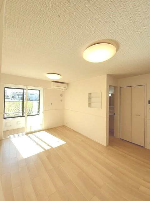 物件内観写真3　(居室・リビング)