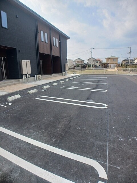 物件外観写真3　(駐車場)