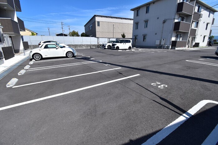 物件外観写真2　(駐車場)
