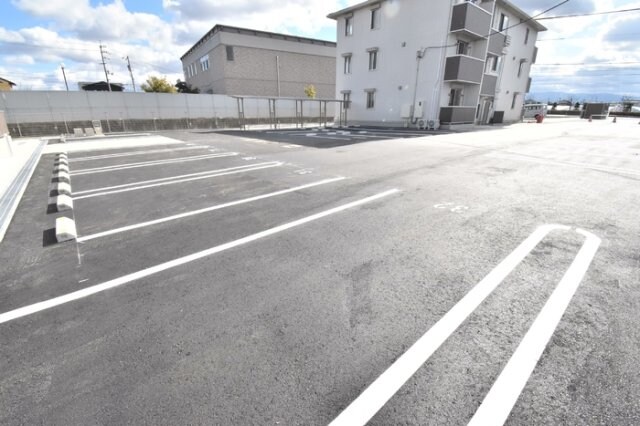 物件外観写真3　(駐車場)