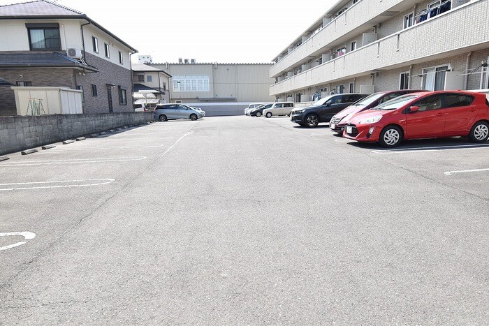 物件外観写真2　(駐車場)