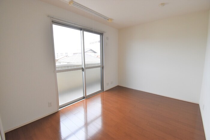 物件内観写真10　(洋室６帖)