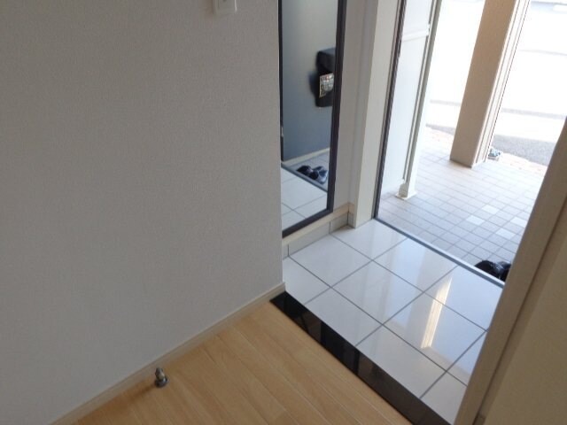 物件内観写真12　(玄関)