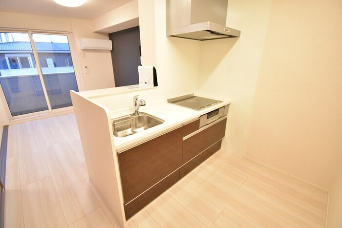 物件内観写真3　(３口ＩＨコンロ付きビルトインキッチン)