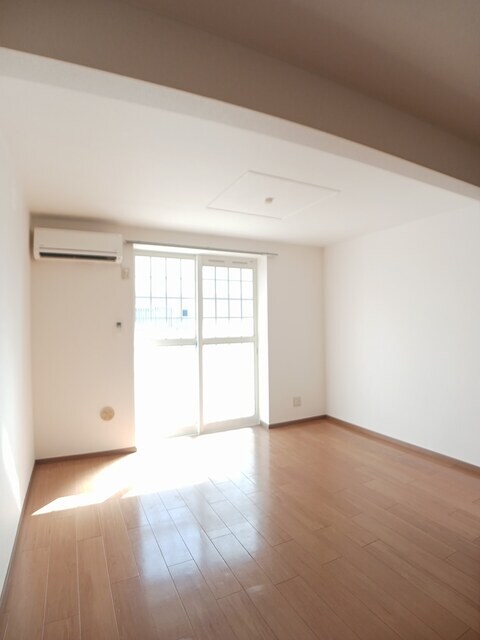 物件内観写真8　(居室・リビング)